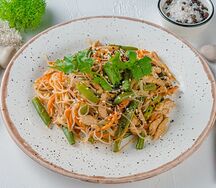 Азиатский салат с фунчозой и свининой