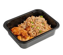 Запеченное бедро цыпленка с гречкой и горошком