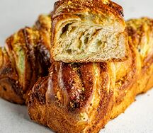 Булочка фисташковая слоёная