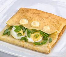 Блин с зелёным луком и яйцом
