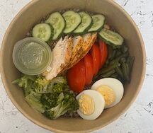 Боул гречка с курицей соусом песто