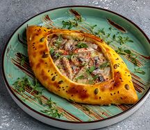 Хачапури с цыпленком чкмерули и шампиньонами