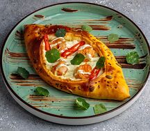 Хачапури с тигровыми креветками и соусом васаби