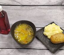Щи, котлета с сыром, пюре картофельное, напиток каркаде