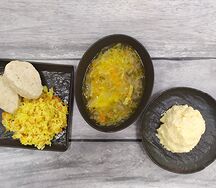 Щи с паровыми куриными котлетами, отварным рисом и сырным салатом