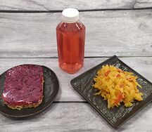 Капуста тушеная, сельдь под шубой, клюквенный морс