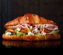 Круассан с курицей и яйцом пашот