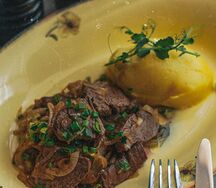 Мясо жареное с луком