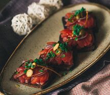 Маринованный тунец с томатами на хлебцах