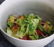 Листовой салат с томатами и оливковым маслом