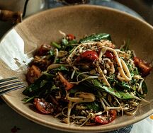 Салат из шпината с киноа и бобами