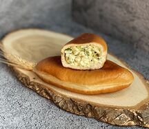 Пирожок с зеленым луком и яйцом