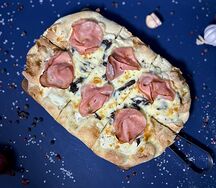 Римская пицца с ветчиной и грибами