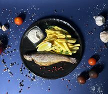 Местная форель собственного копчения с картофелем фри