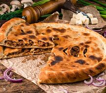 Пирог со свининой, курицей и сливочным сыром