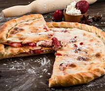 Пирог с творогом и клубникой
