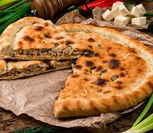 Пирог с курицей, копченным сыром и грибами