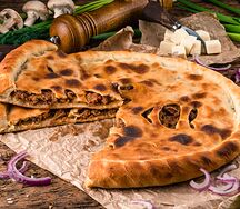 Пирог с курицей, вялеными томатами и копчёным сыром