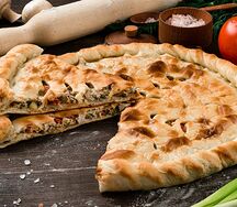 Пирог с курицей, томатами и грибами