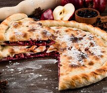 Пирог с яблоками и черникой