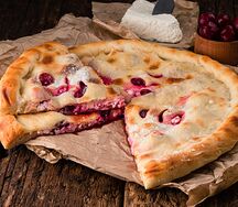 Пирог с чёрной смородиной, творогом и бананом
