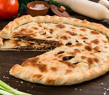 Пирог с говядиной и зелень