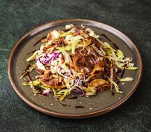 Салат Коул слоу с рваной свининой