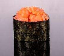 Гункан с лососем