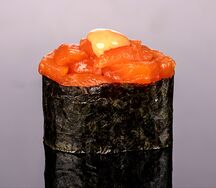 Гункан спайси с копченым лососем