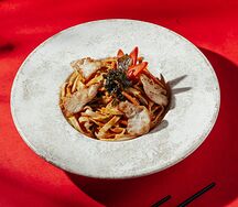 Паназиатская паста Том ям с курицей
