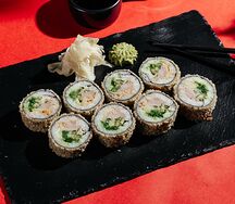 Жареный ролл с тунцом и чукой