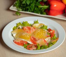 Яичница с сыром моцарелла и розовыми томатами