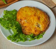 Отбивная из свинины с грибами и сыром