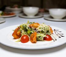 Салат Цезарь с тигровыми креветками