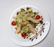 Салат Цезарь с курицей