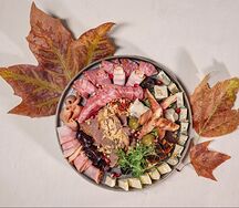 Ассорти кавказских и европейских сыров и мясных деликатесов