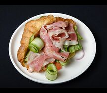 Круассан с беконом
