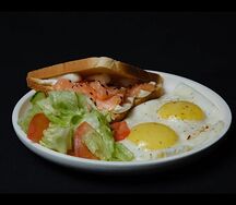 Яичница с лососем
