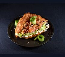 Круассан с лососем