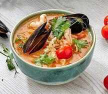 Том ям с морепродуктами