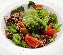 Салат теплый с куриной печенью