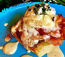 Яйцо бенедикт с беконом и сырным соусом