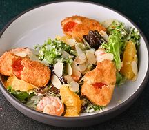 Салат с креветками, сыром бри, красной икрой