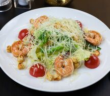 Салат Цезарь с креветками