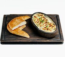 Пельмени из кролика, запеченные в сметанном соусе