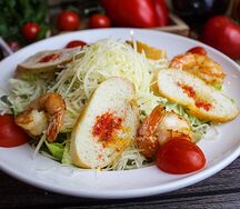 Салат Цезарь с креветками