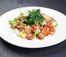 Салат с охотничьими колбасками, фасолью