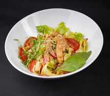 Салат с острой курицей, кунжутом и кимчи