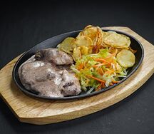 Медальоны из свинины с салатом и картофелем