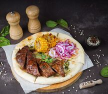 Свинина гриль с румяной лепёшкой и овощами